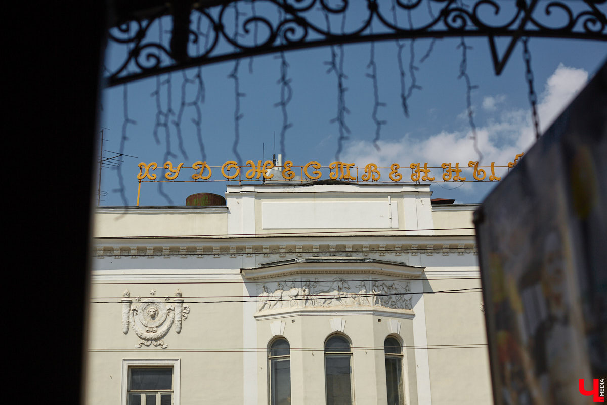 Вслед за Золотыми воротами обновить во Владимире собираются и кинотеатр «Художественный», чьи двери были наглухо закрыты более 10 лет. Попыток реанимировать исторический объект можно насчитать много, как и обещаний со стороны властей. Теперь же над зданием 18 века и земельным участком взял шефство регион. Получится ли у него вернуть горожанам их некогда любимую площадку?