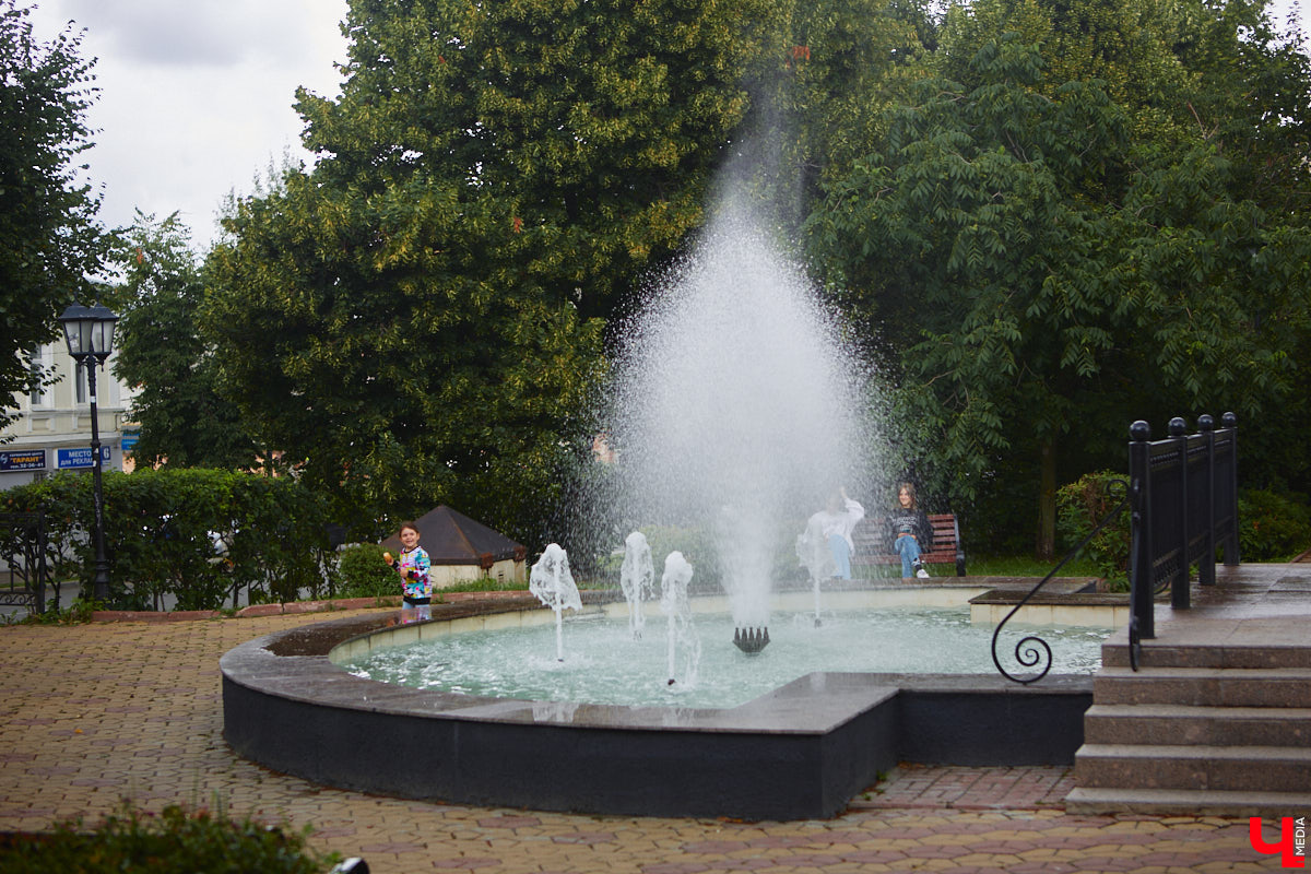 Все уже успели забыть про каскад фонтанов возле Торговых рядов, так долго его обещали запустить, а он взял и заработал. На капитальный ремонт потратили два года и почти два миллиона рублей.