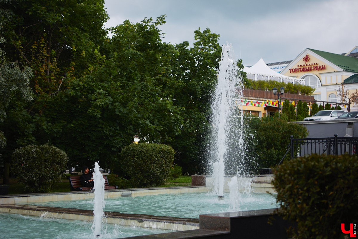 Все уже успели забыть про каскад фонтанов возле Торговых рядов, так долго его обещали запустить, а он взял и заработал. На капитальный ремонт потратили два года и почти два миллиона рублей.