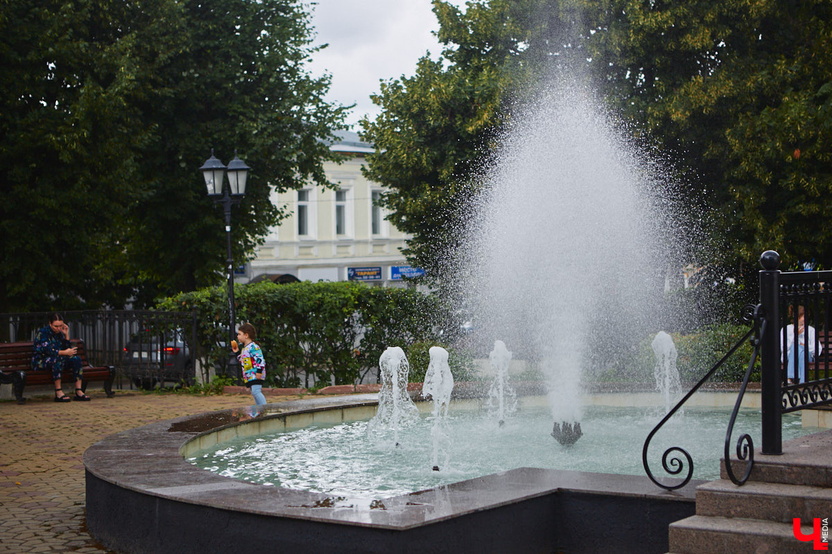 Все уже успели забыть про каскад фонтанов возле Торговых рядов, так долго его обещали запустить, а он взял и заработал. На капитальный ремонт потратили два года и почти два миллиона рублей.