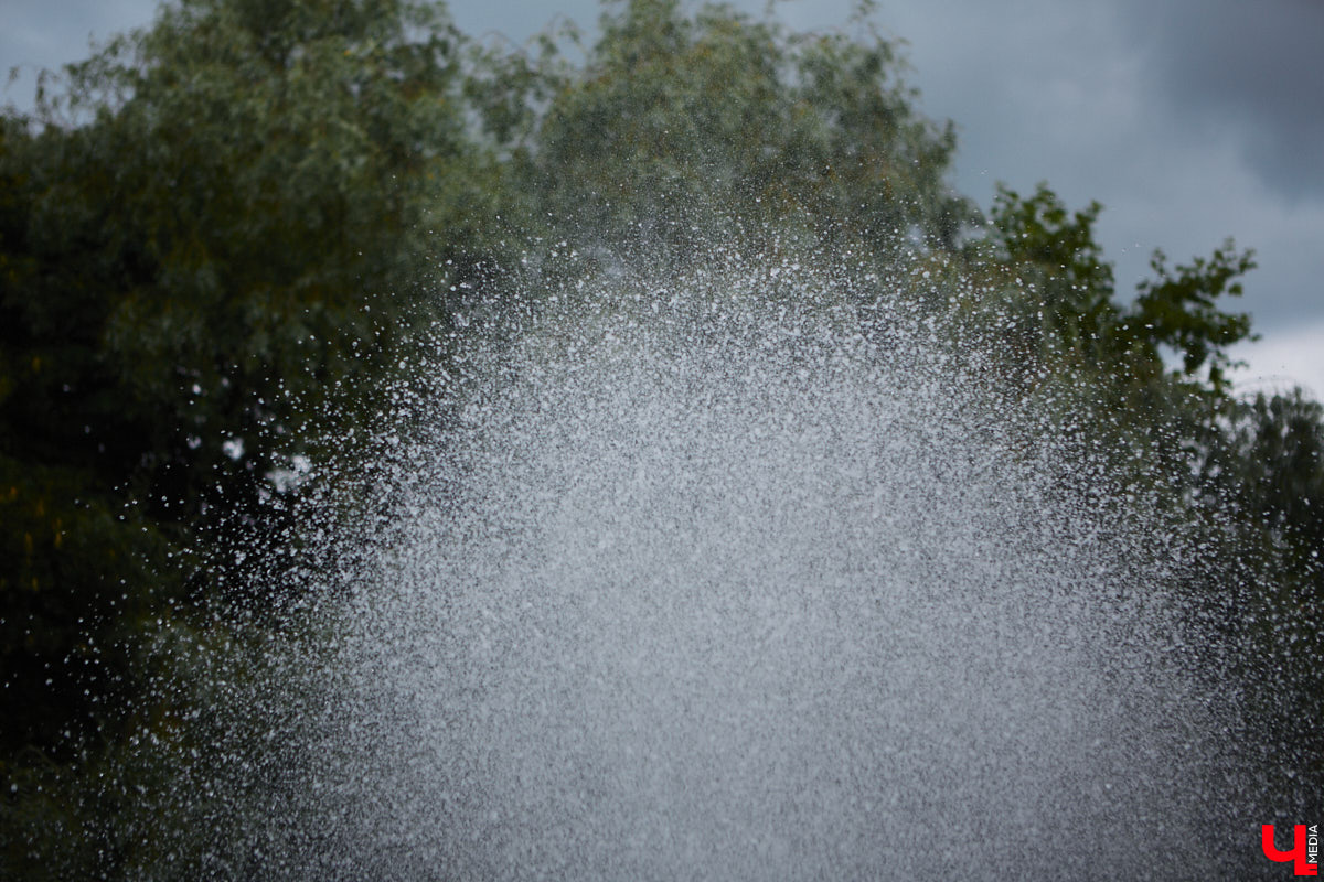 Все уже успели забыть про каскад фонтанов возле Торговых рядов, так долго его обещали запустить, а он взял и заработал. На капитальный ремонт потратили два года и почти два миллиона рублей.