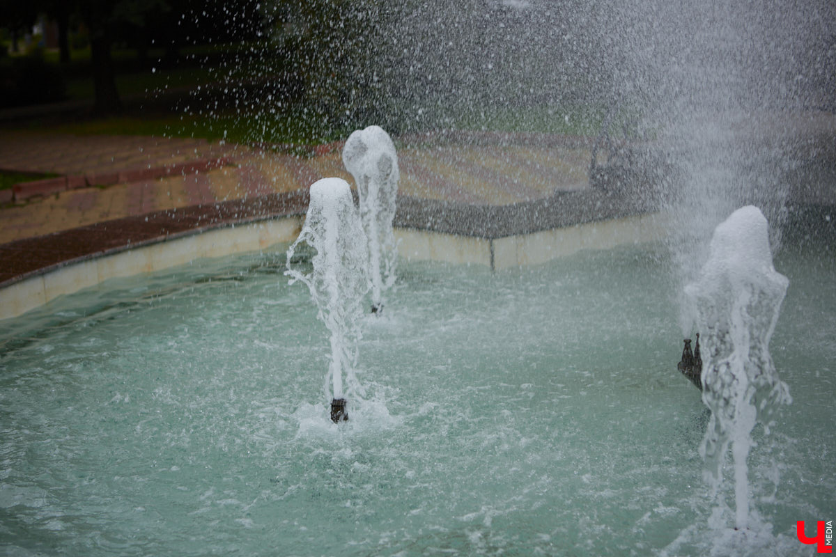 Все уже успели забыть про каскад фонтанов возле Торговых рядов, так долго его обещали запустить, а он взял и заработал. На капитальный ремонт потратили два года и почти два миллиона рублей.
