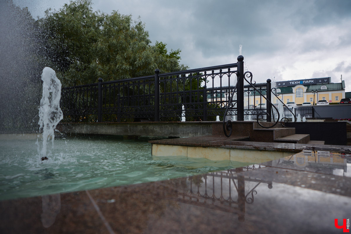 Все уже успели забыть про каскад фонтанов возле Торговых рядов, так долго его обещали запустить, а он взял и заработал. На капитальный ремонт потратили два года и почти два миллиона рублей.