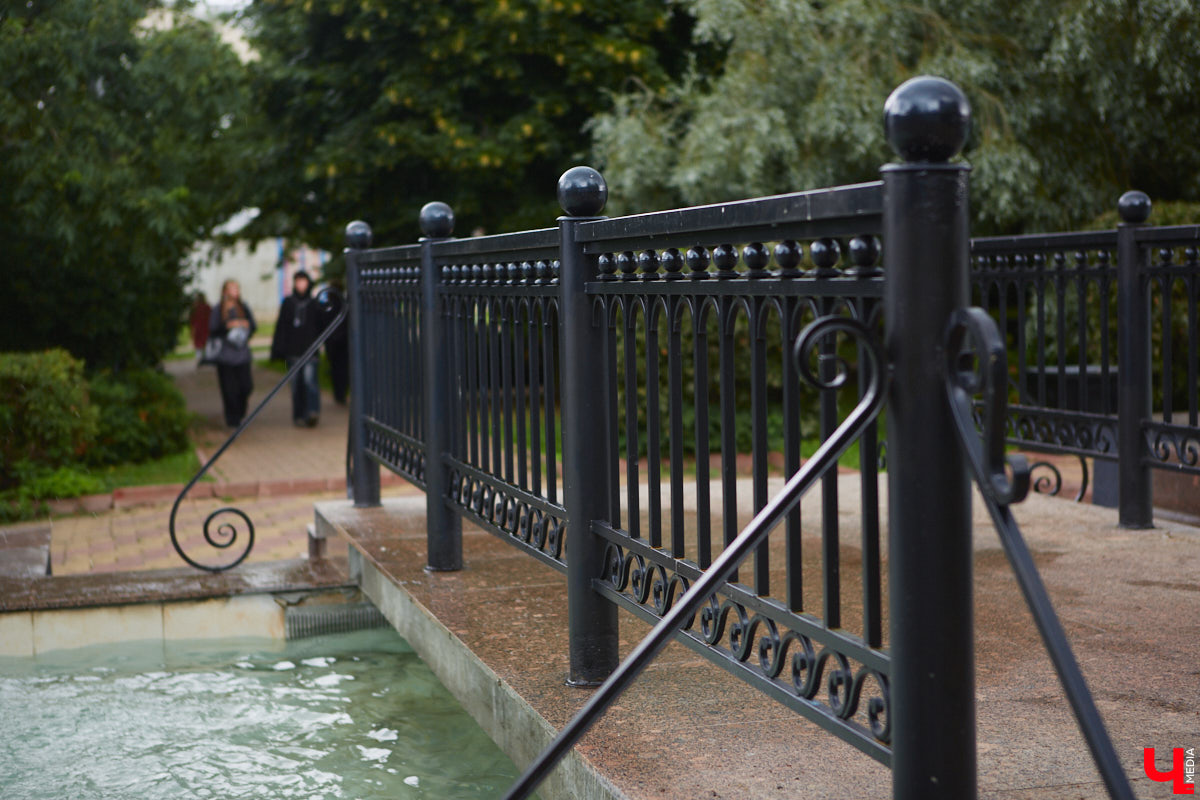 Все уже успели забыть про каскад фонтанов возле Торговых рядов, так долго его обещали запустить, а он взял и заработал. На капитальный ремонт потратили два года и почти два миллиона рублей.