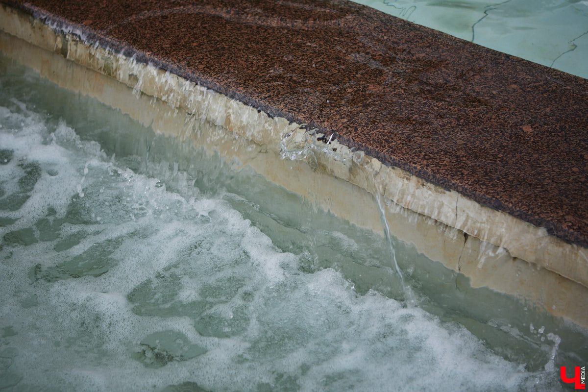 Все уже успели забыть про каскад фонтанов возле Торговых рядов, так долго его обещали запустить, а он взял и заработал. На капитальный ремонт потратили два года и почти два миллиона рублей.