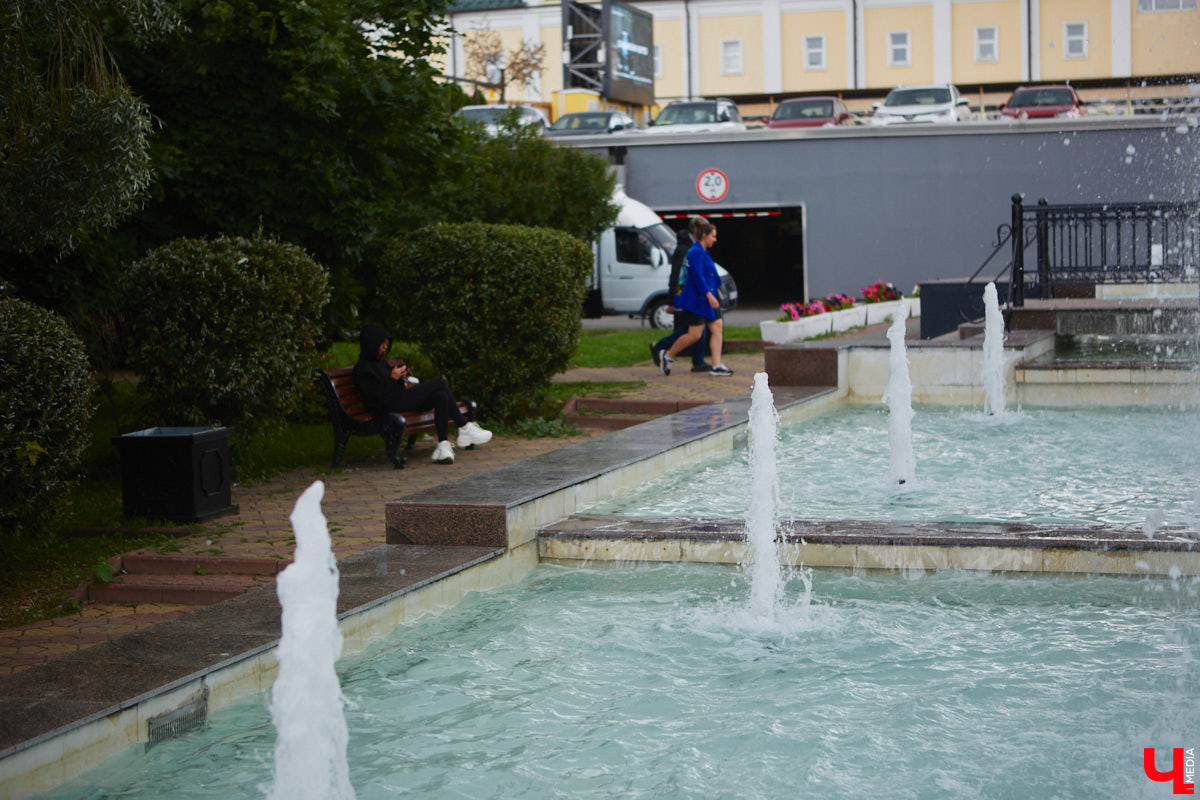 Все уже успели забыть про каскад фонтанов возле Торговых рядов, так долго его обещали запустить, а он взял и заработал. На капитальный ремонт потратили два года и почти два миллиона рублей.