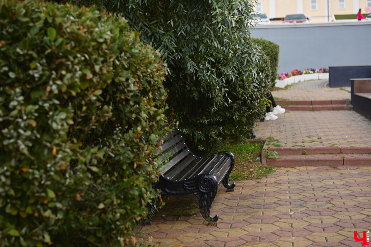 Все уже успели забыть про каскад фонтанов возле Торговых рядов, так долго его обещали запустить, а он взял и заработал. На капитальный ремонт потратили два года и почти два миллиона рублей.