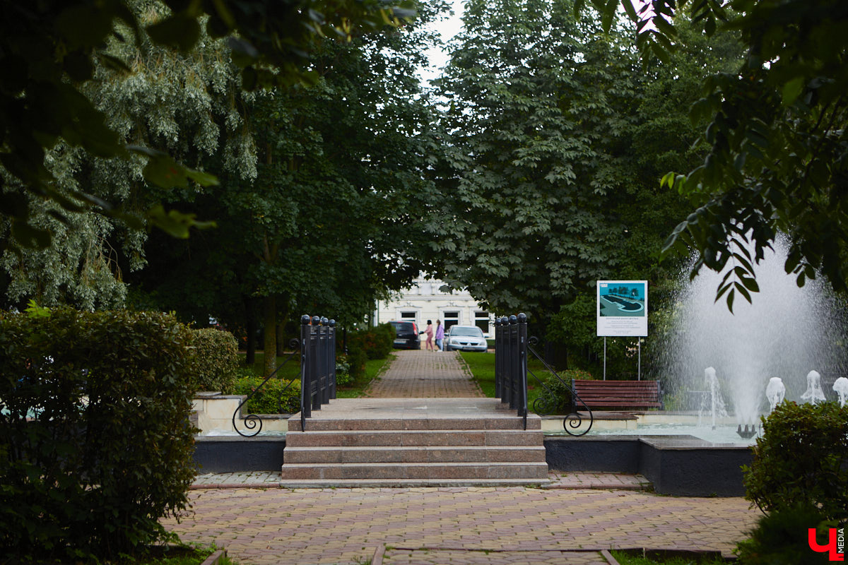 Все уже успели забыть про каскад фонтанов возле Торговых рядов, так долго его обещали запустить, а он взял и заработал. На капитальный ремонт потратили два года и почти два миллиона рублей.