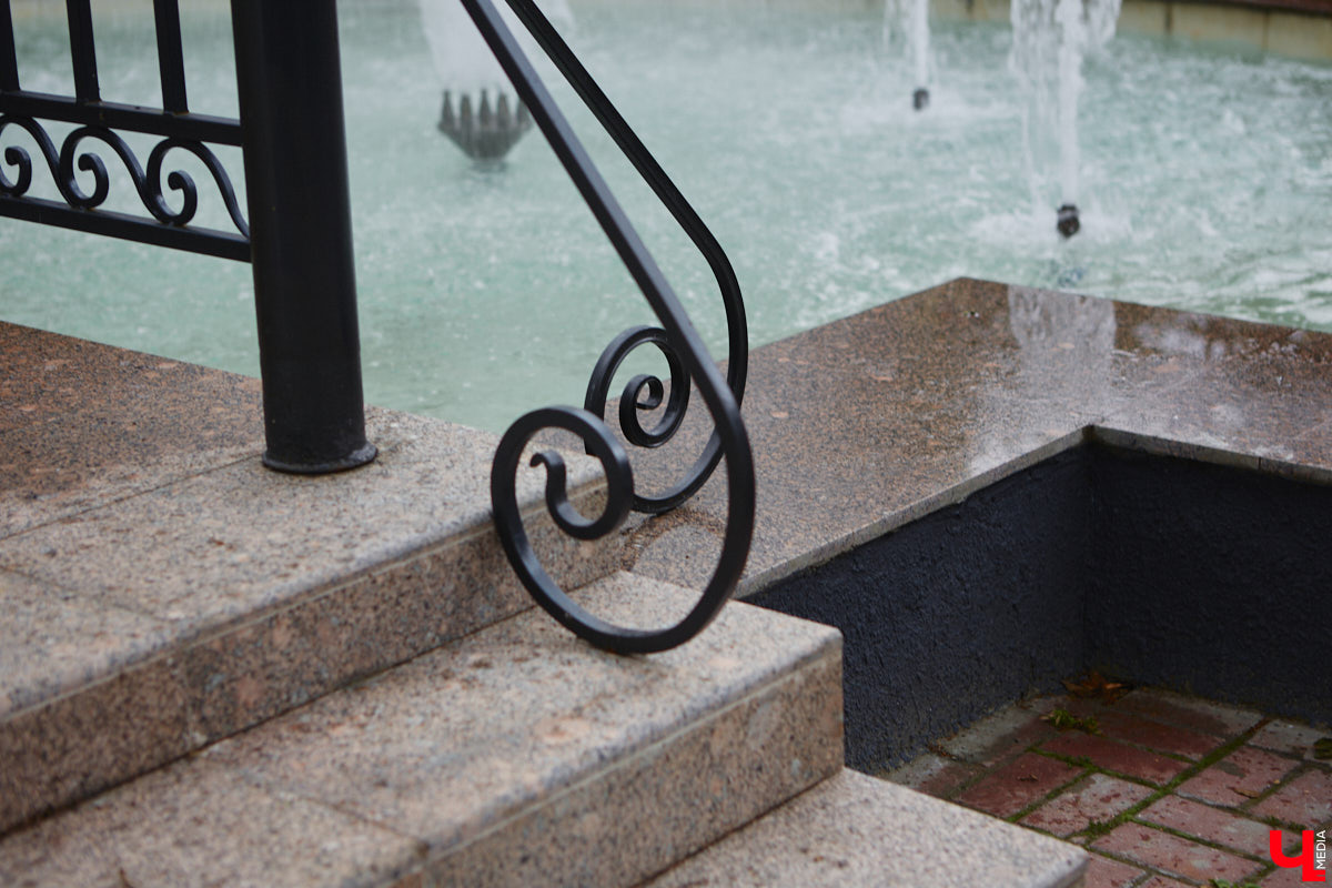 Все уже успели забыть про каскад фонтанов возле Торговых рядов, так долго его обещали запустить, а он взял и заработал. На капитальный ремонт потратили два года и почти два миллиона рублей.