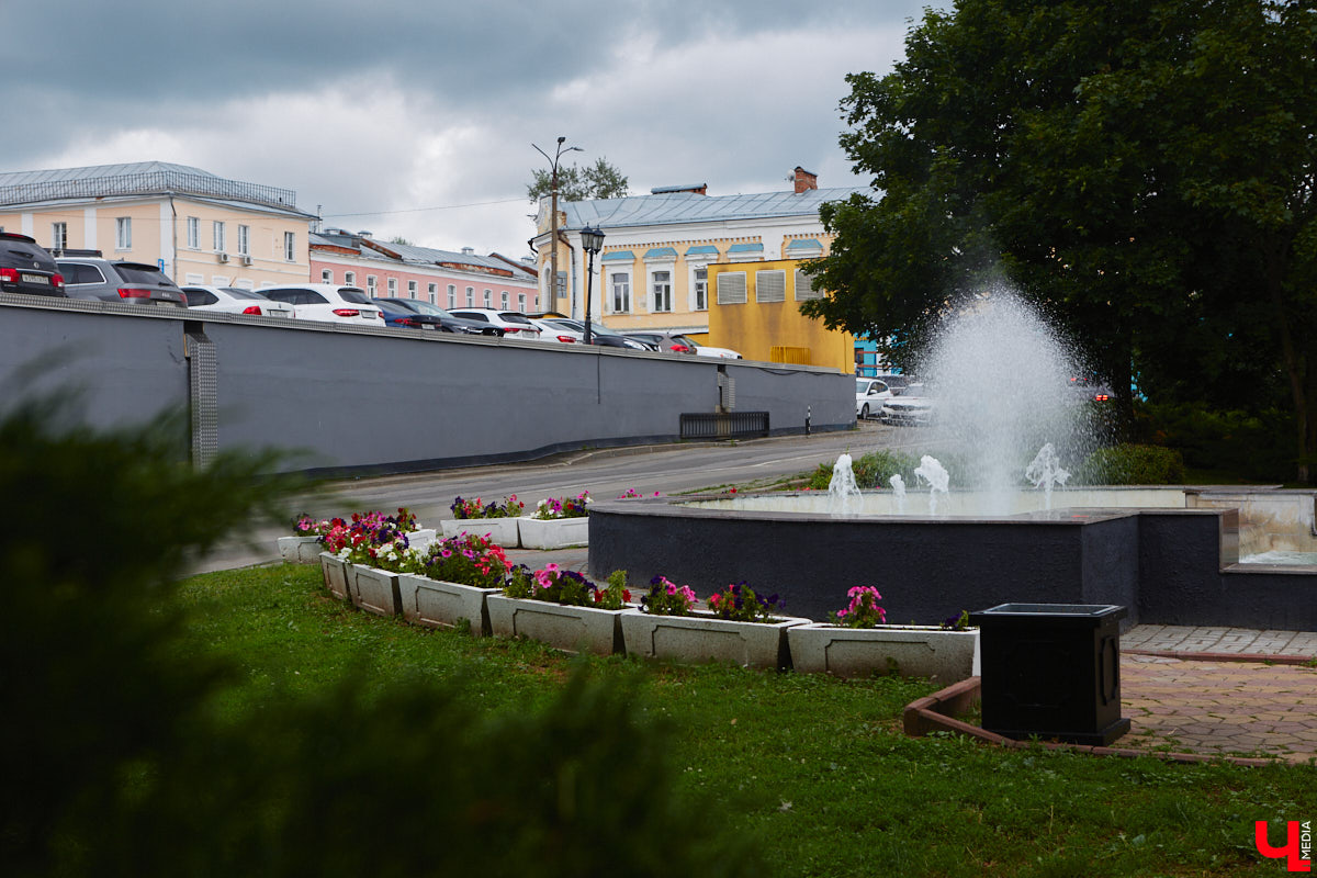 Все уже успели забыть про каскад фонтанов возле Торговых рядов, так долго его обещали запустить, а он взял и заработал. На капитальный ремонт потратили два года и почти два миллиона рублей.
