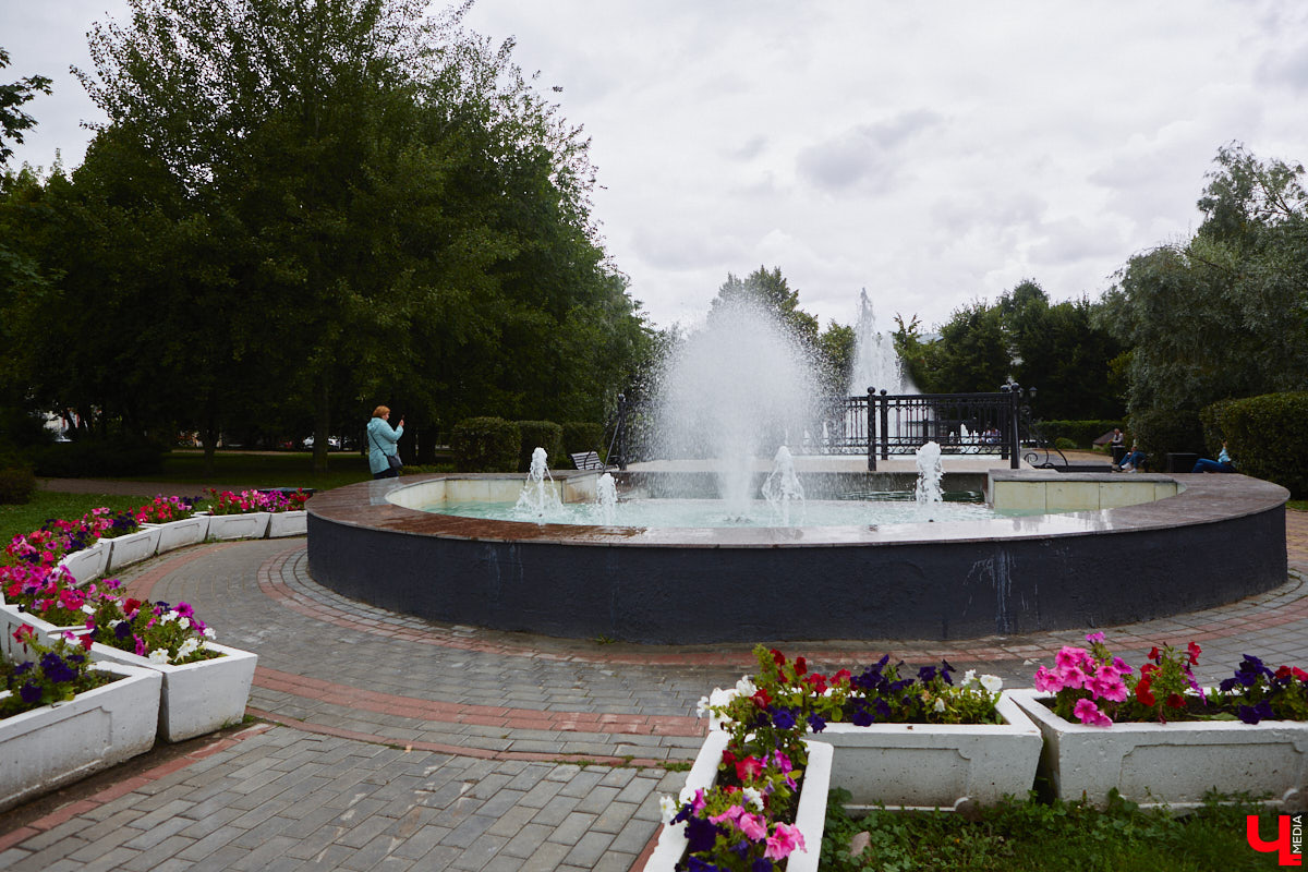 Все уже успели забыть про каскад фонтанов возле Торговых рядов, так долго его обещали запустить, а он взял и заработал. На капитальный ремонт потратили два года и почти два миллиона рублей.