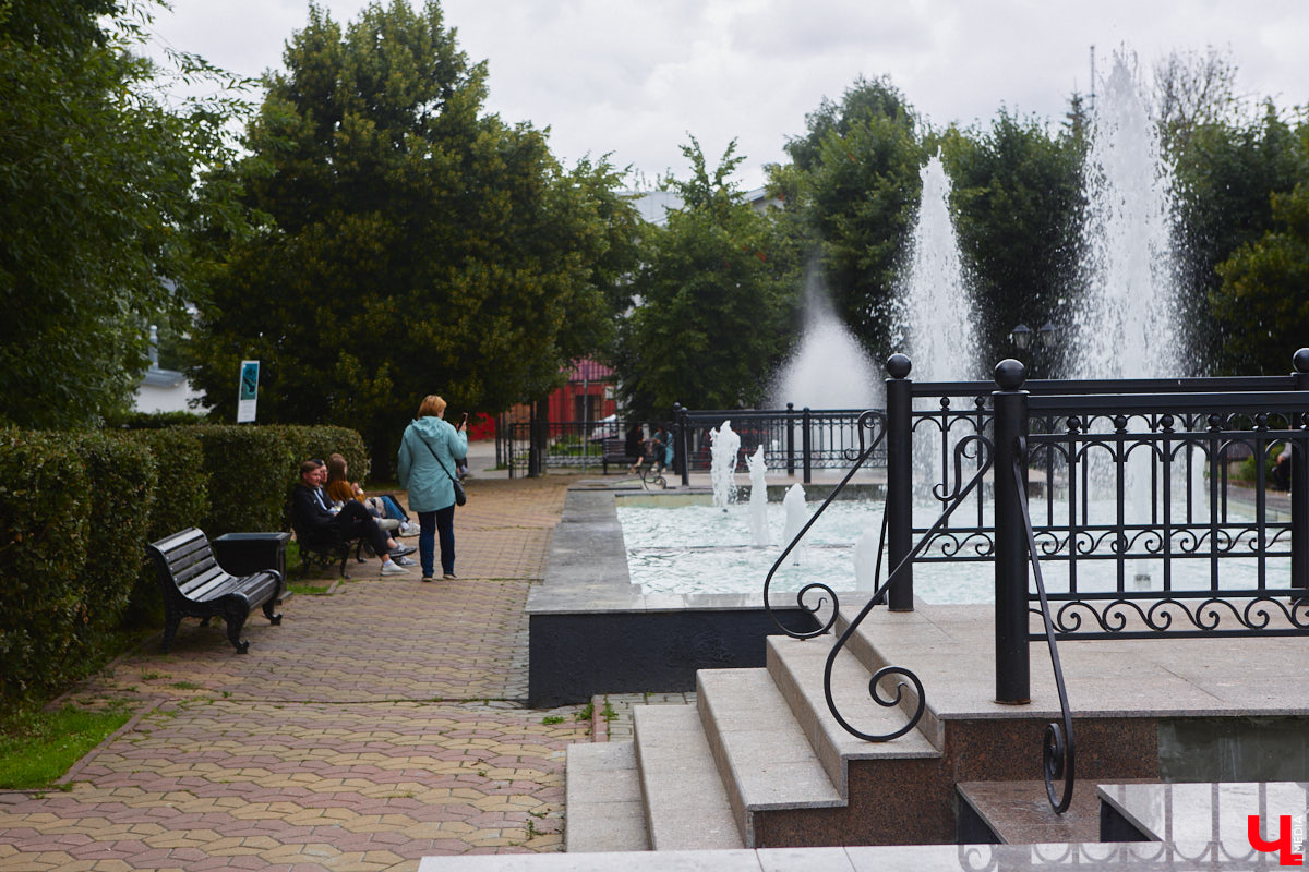 Все уже успели забыть про каскад фонтанов возле Торговых рядов, так долго его обещали запустить, а он взял и заработал. На капитальный ремонт потратили два года и почти два миллиона рублей.