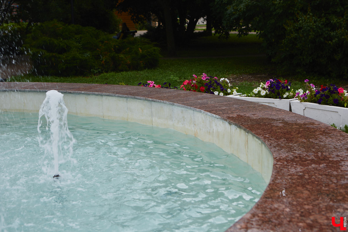 Все уже успели забыть про каскад фонтанов возле Торговых рядов, так долго его обещали запустить, а он взял и заработал. На капитальный ремонт потратили два года и почти два миллиона рублей.