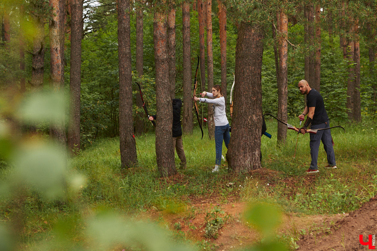Владимирцы занимаются необычной охотой с     приставкой «эко». Вместо настоящих кабанов и     сусликов они целятся в     мишени     — объемные фигуры диких зверей. И     не     ради забавы. 3D-стрельба из     лука     — официальный вид спорта, который набирает популярность в     том числе среди жителей нашего города. «Ключ-Медиа» побывал на     тренировке и     увидел все своими глазами.