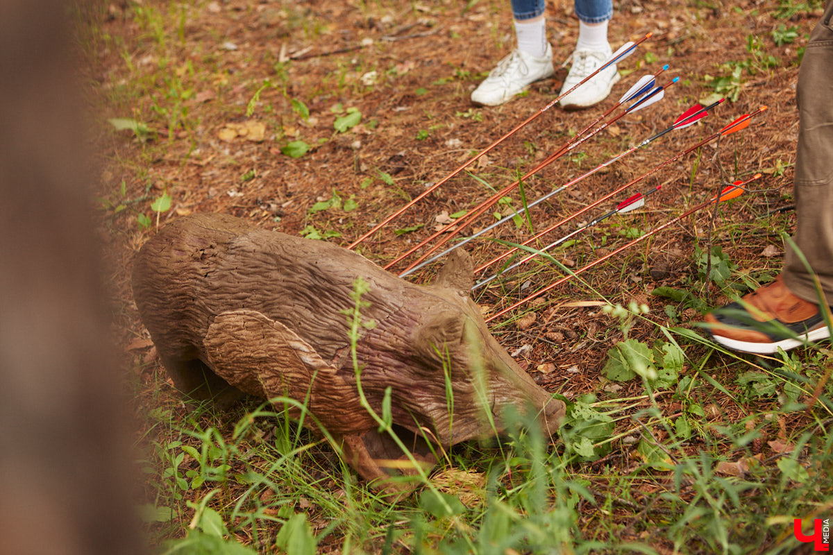 Владимирцы занимаются необычной охотой с     приставкой «эко». Вместо настоящих кабанов и     сусликов они целятся в     мишени     — объемные фигуры диких зверей. И     не     ради забавы. 3D-стрельба из     лука     — официальный вид спорта, который набирает популярность в     том числе среди жителей нашего города. «Ключ-Медиа» побывал на     тренировке и     увидел все своими глазами.