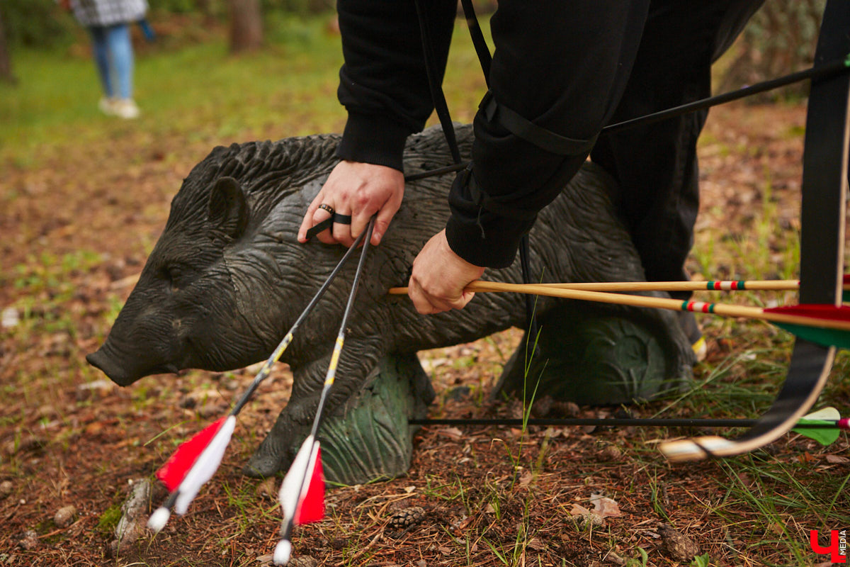 Владимирцы занимаются необычной охотой с     приставкой «эко». Вместо настоящих кабанов и     сусликов они целятся в     мишени     — объемные фигуры диких зверей. И     не     ради забавы. 3D-стрельба из     лука     — официальный вид спорта, который набирает популярность в     том числе среди жителей нашего города. «Ключ-Медиа» побывал на     тренировке и     увидел все своими глазами.