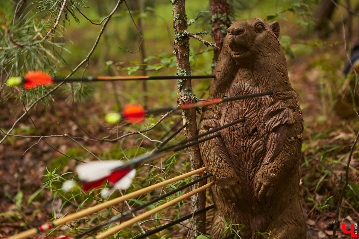 Владимирцы занимаются необычной охотой с     приставкой «эко». Вместо настоящих кабанов и     сусликов они целятся в     мишени     — объемные фигуры диких зверей. И     не     ради забавы. 3D-стрельба из     лука     — официальный вид спорта, который набирает популярность в     том числе среди жителей нашего города. «Ключ-Медиа» побывал на     тренировке и     увидел все своими глазами.