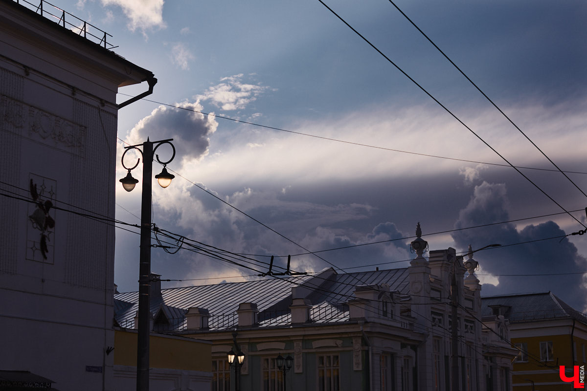 Вы уже готовы вытащить бубен и начать призывать солнце танцем и песней «Лето, где ты»? Возможно, только это и может нас спасти, ведь прогноз погоды на текущую неделю неутешителен. Ни тополиного пуха, ни жары, как в известном хите 90-х, ждать не стоит. Как вам, например, 17 градусов днем?