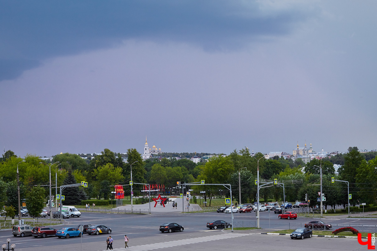 Вы уже готовы вытащить бубен и начать призывать солнце танцем и песней «Лето, где ты»? Возможно, только это и может нас спасти, ведь прогноз погоды на текущую неделю неутешителен. Ни тополиного пуха, ни жары, как в известном хите 90-х, ждать не стоит. Как вам, например, 17 градусов днем?