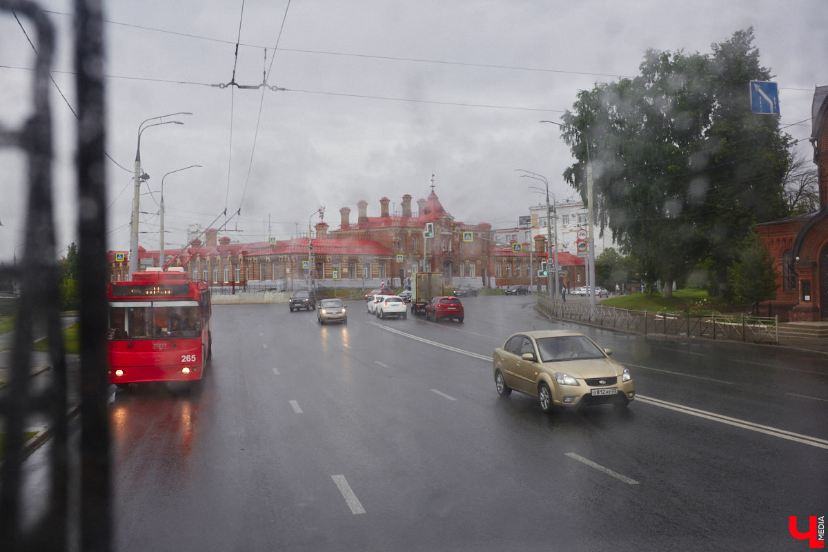 Вы уже готовы вытащить бубен и начать призывать солнце танцем и песней «Лето, где ты»? Возможно, только это и может нас спасти, ведь прогноз погоды на текущую неделю неутешителен. Ни тополиного пуха, ни жары, как в известном хите 90-х, ждать не стоит. Как вам, например, 17 градусов днем?