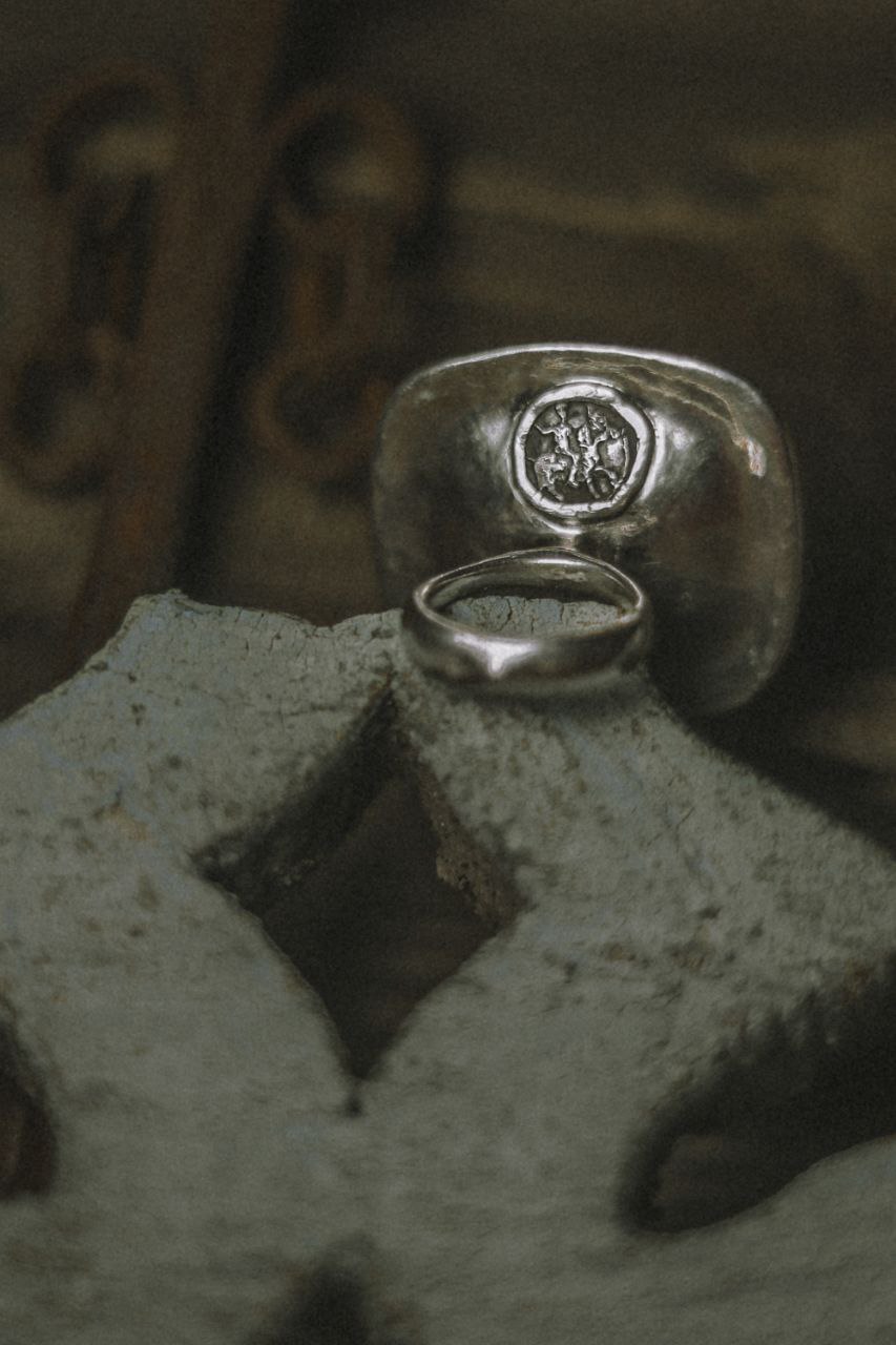 «Столько силы в этих храмах с белокаменной резьбой. Вдохновляют». Художник из Мурома Семен Старов создает серию украшений, посвященную белокаменным храмам Владимиро-Суздальской земли. Уже готовы первые экземпляры: кольцо с всадником и серьги с танцующими птицами. Серебро, басманные медные вставки и даже монета Ивана Грозного — больше красоты в материале «Ключ-Медиа».