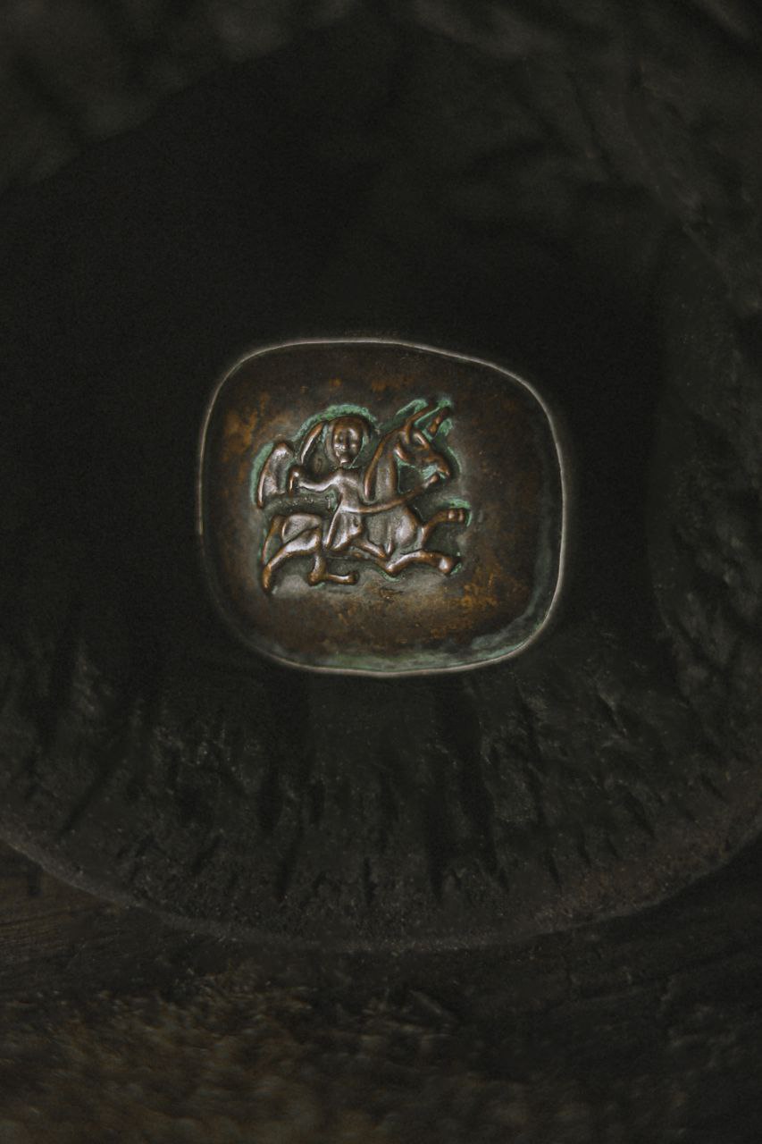 «Столько силы в этих храмах с белокаменной резьбой. Вдохновляют». Художник из Мурома Семен Старов создает серию украшений, посвященную белокаменным храмам Владимиро-Суздальской земли. Уже готовы первые экземпляры: кольцо с всадником и серьги с танцующими птицами. Серебро, басманные медные вставки и даже монета Ивана Грозного — больше красоты в материале «Ключ-Медиа».