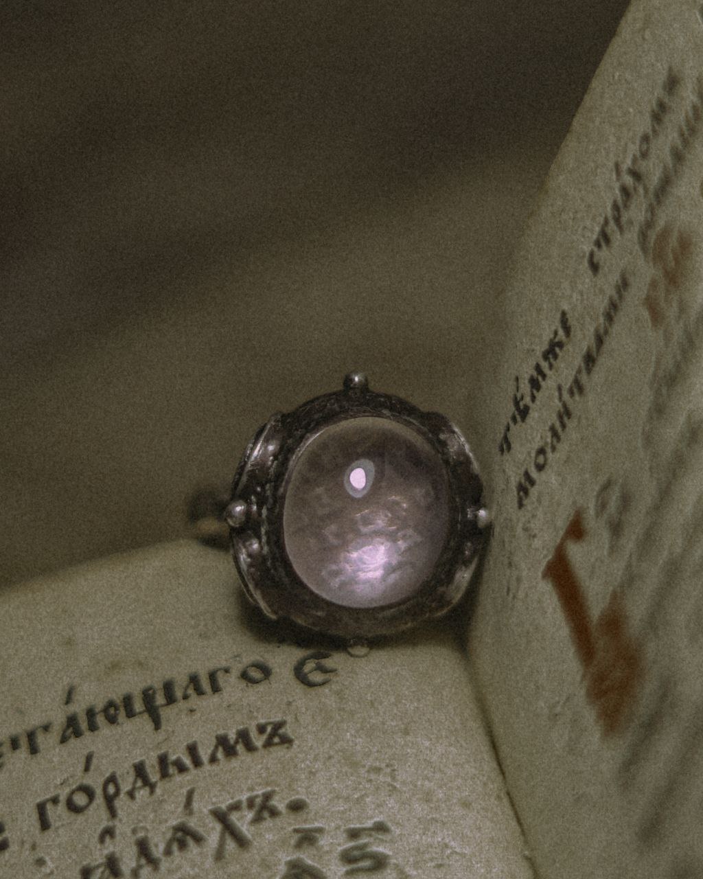 «Столько силы в этих храмах с белокаменной резьбой. Вдохновляют». Художник из Мурома Семен Старов создает серию украшений, посвященную белокаменным храмам Владимиро-Суздальской земли. Уже готовы первые экземпляры: кольцо с всадником и серьги с танцующими птицами. Серебро, басманные медные вставки и даже монета Ивана Грозного — больше красоты в материале «Ключ-Медиа».