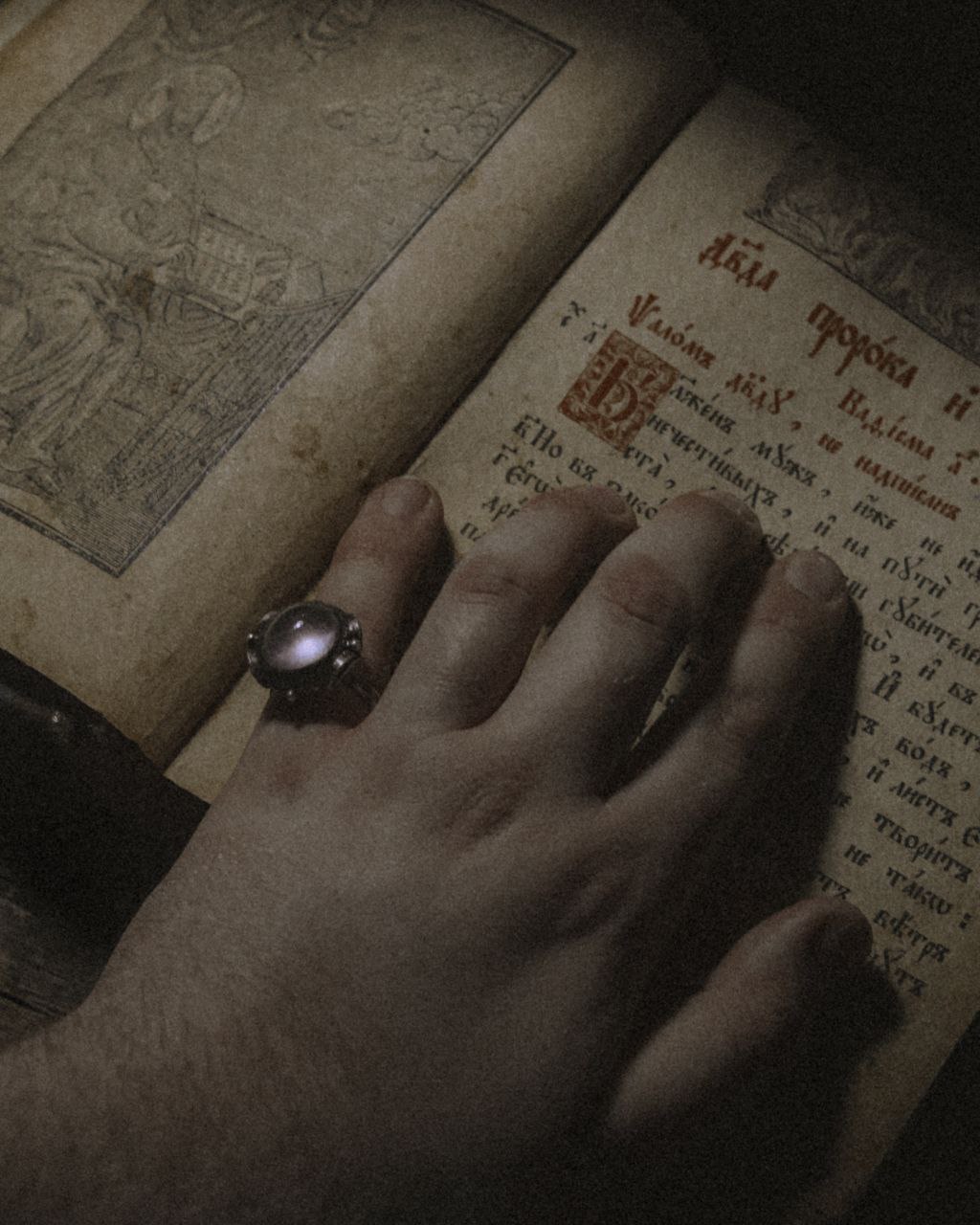 «Столько силы в этих храмах с белокаменной резьбой. Вдохновляют». Художник из Мурома Семен Старов создает серию украшений, посвященную белокаменным храмам Владимиро-Суздальской земли. Уже готовы первые экземпляры: кольцо с всадником и серьги с танцующими птицами. Серебро, басманные медные вставки и даже монета Ивана Грозного — больше красоты в материале «Ключ-Медиа».