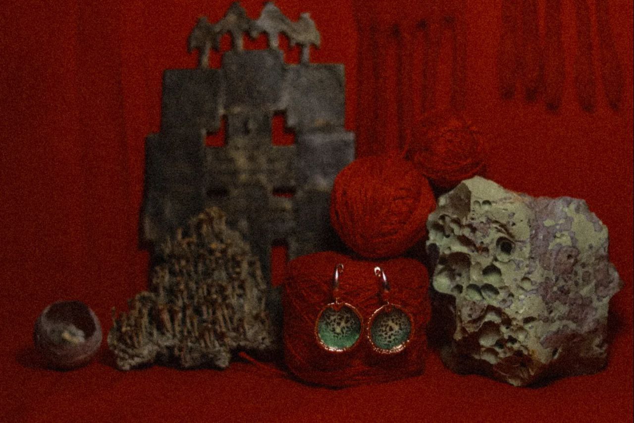 «Столько силы в этих храмах с белокаменной резьбой. Вдохновляют». Художник из Мурома Семен Старов создает серию украшений, посвященную белокаменным храмам Владимиро-Суздальской земли. Уже готовы первые экземпляры: кольцо с всадником и серьги с танцующими птицами. Серебро, басманные медные вставки и даже монета Ивана Грозного — больше красоты в материале «Ключ-Медиа».