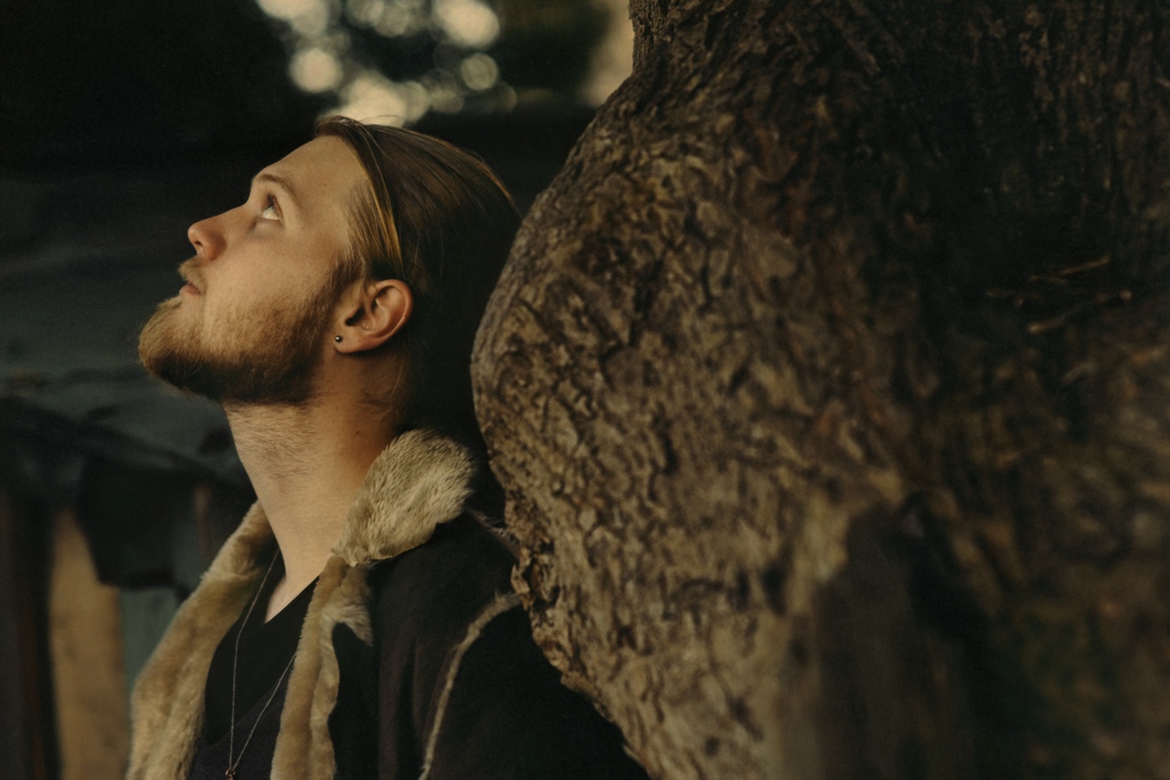 «Столько силы в этих храмах с белокаменной резьбой. Вдохновляют». Художник из Мурома Семен Старов создает серию украшений, посвященную белокаменным храмам Владимиро-Суздальской земли. Уже готовы первые экземпляры: кольцо с всадником и серьги с танцующими птицами. Серебро, басманные медные вставки и даже монета Ивана Грозного — больше красоты в материале «Ключ-Медиа».