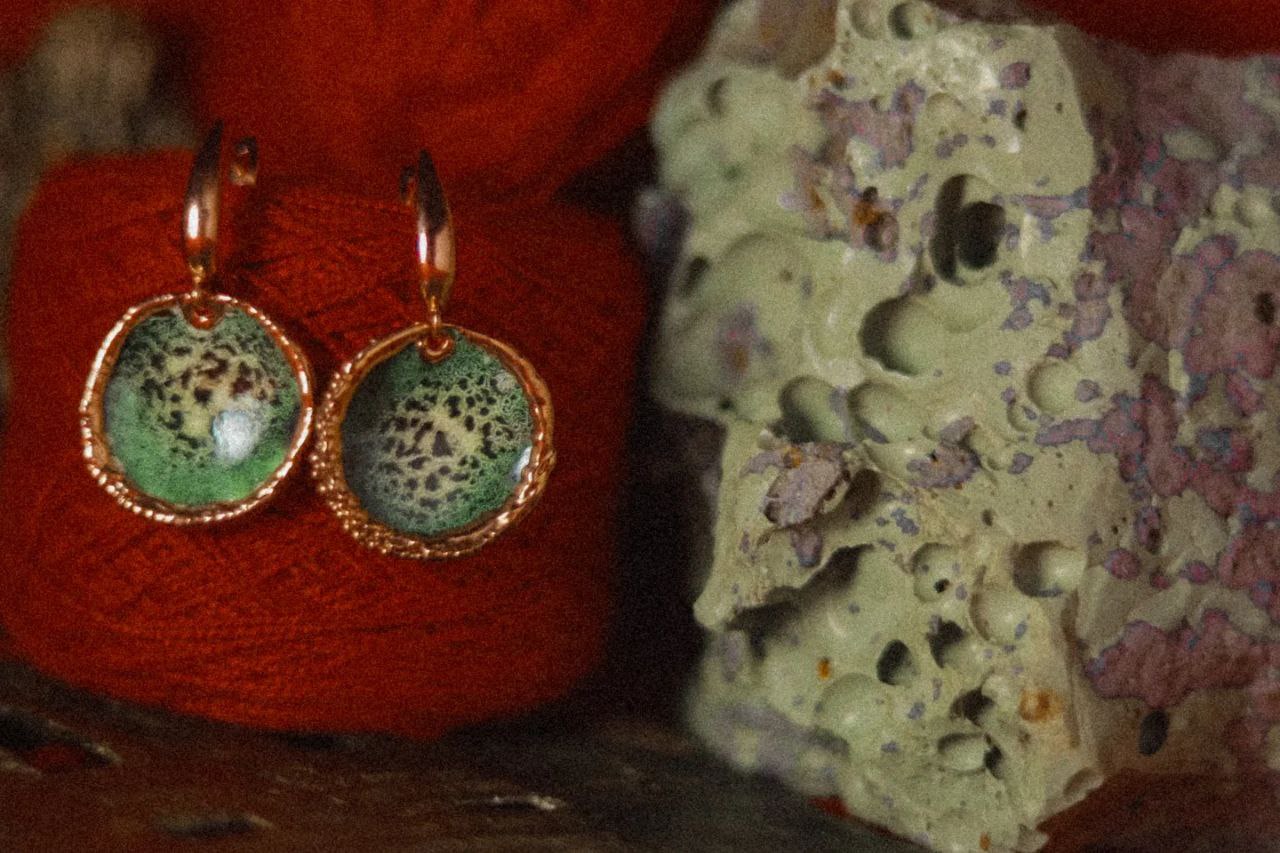 «Столько силы в этих храмах с белокаменной резьбой. Вдохновляют». Художник из Мурома Семен Старов создает серию украшений, посвященную белокаменным храмам Владимиро-Суздальской земли. Уже готовы первые экземпляры: кольцо с всадником и серьги с танцующими птицами. Серебро, басманные медные вставки и даже монета Ивана Грозного — больше красоты в материале «Ключ-Медиа».