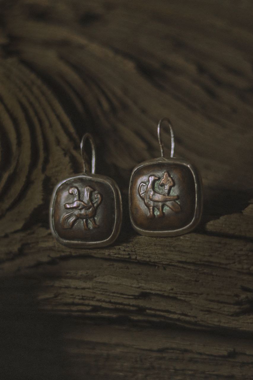 «Столько силы в этих храмах с белокаменной резьбой. Вдохновляют». Художник из Мурома Семен Старов создает серию украшений, посвященную белокаменным храмам Владимиро-Суздальской земли. Уже готовы первые экземпляры: кольцо с всадником и серьги с танцующими птицами. Серебро, басманные медные вставки и даже монета Ивана Грозного — больше красоты в материале «Ключ-Медиа».