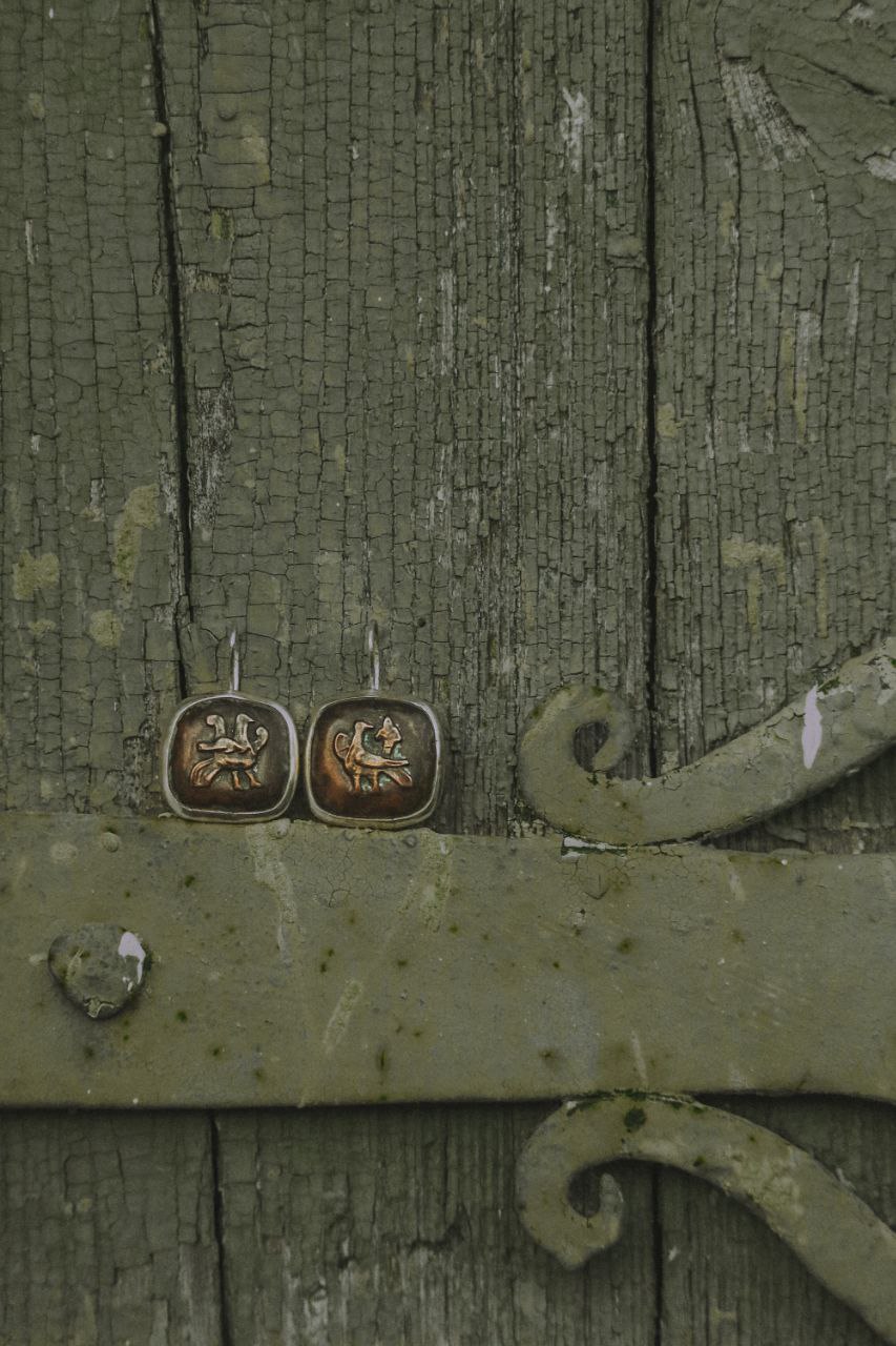 «Столько силы в этих храмах с белокаменной резьбой. Вдохновляют». Художник из Мурома Семен Старов создает серию украшений, посвященную белокаменным храмам Владимиро-Суздальской земли. Уже готовы первые экземпляры: кольцо с всадником и серьги с танцующими птицами. Серебро, басманные медные вставки и даже монета Ивана Грозного — больше красоты в материале «Ключ-Медиа».