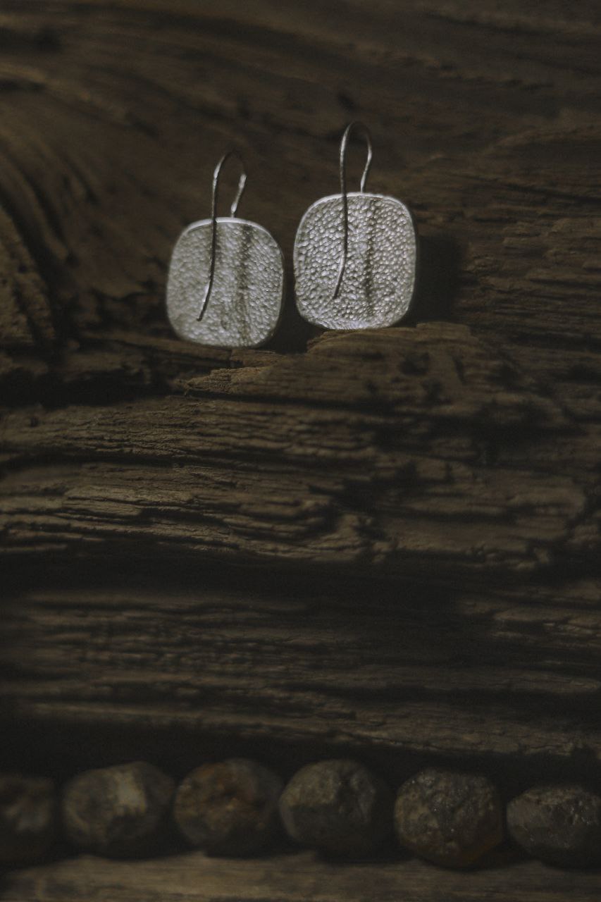 «Столько силы в этих храмах с белокаменной резьбой. Вдохновляют». Художник из Мурома Семен Старов создает серию украшений, посвященную белокаменным храмам Владимиро-Суздальской земли. Уже готовы первые экземпляры: кольцо с всадником и серьги с танцующими птицами. Серебро, басманные медные вставки и даже монета Ивана Грозного — больше красоты в материале «Ключ-Медиа».