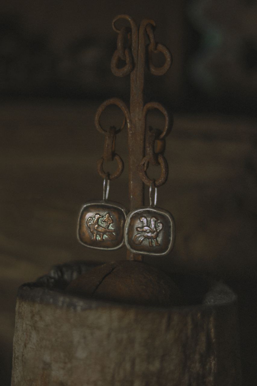 «Столько силы в этих храмах с белокаменной резьбой. Вдохновляют». Художник из Мурома Семен Старов создает серию украшений, посвященную белокаменным храмам Владимиро-Суздальской земли. Уже готовы первые экземпляры: кольцо с всадником и серьги с танцующими птицами. Серебро, басманные медные вставки и даже монета Ивана Грозного — больше красоты в материале «Ключ-Медиа».