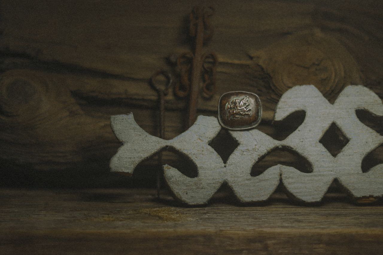 «Столько силы в этих храмах с белокаменной резьбой. Вдохновляют». Художник из Мурома Семен Старов создает серию украшений, посвященную белокаменным храмам Владимиро-Суздальской земли. Уже готовы первые экземпляры: кольцо с всадником и серьги с танцующими птицами. Серебро, басманные медные вставки и даже монета Ивана Грозного — больше красоты в материале «Ключ-Медиа».