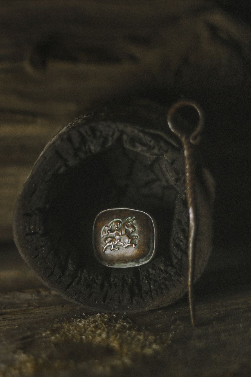 «Столько силы в этих храмах с белокаменной резьбой. Вдохновляют». Художник из Мурома Семен Старов создает серию украшений, посвященную белокаменным храмам Владимиро-Суздальской земли. Уже готовы первые экземпляры: кольцо с всадником и серьги с танцующими птицами. Серебро, басманные медные вставки и даже монета Ивана Грозного — больше красоты в материале «Ключ-Медиа».