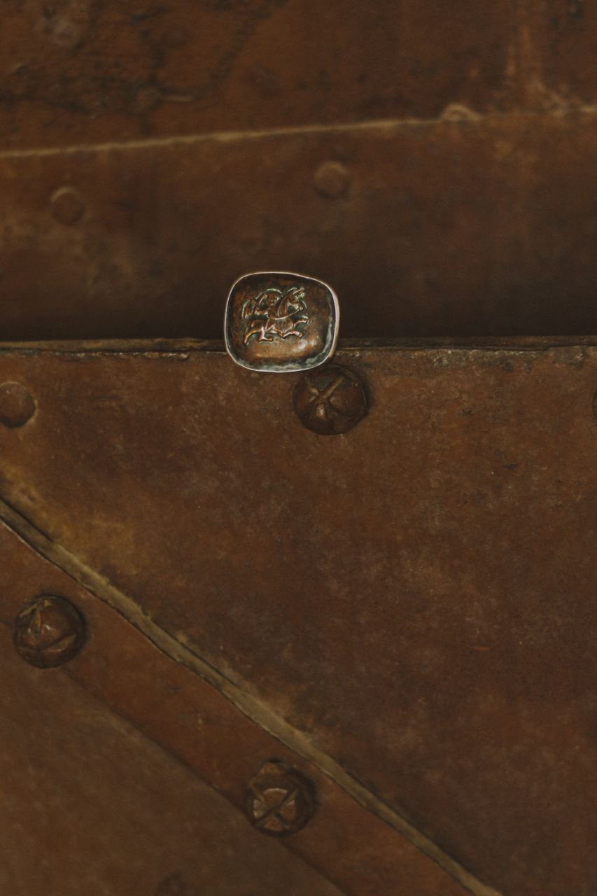 «Столько силы в этих храмах с белокаменной резьбой. Вдохновляют». Художник из Мурома Семен Старов создает серию украшений, посвященную белокаменным храмам Владимиро-Суздальской земли. Уже готовы первые экземпляры: кольцо с всадником и серьги с танцующими птицами. Серебро, басманные медные вставки и даже монета Ивана Грозного — больше красоты в материале «Ключ-Медиа».