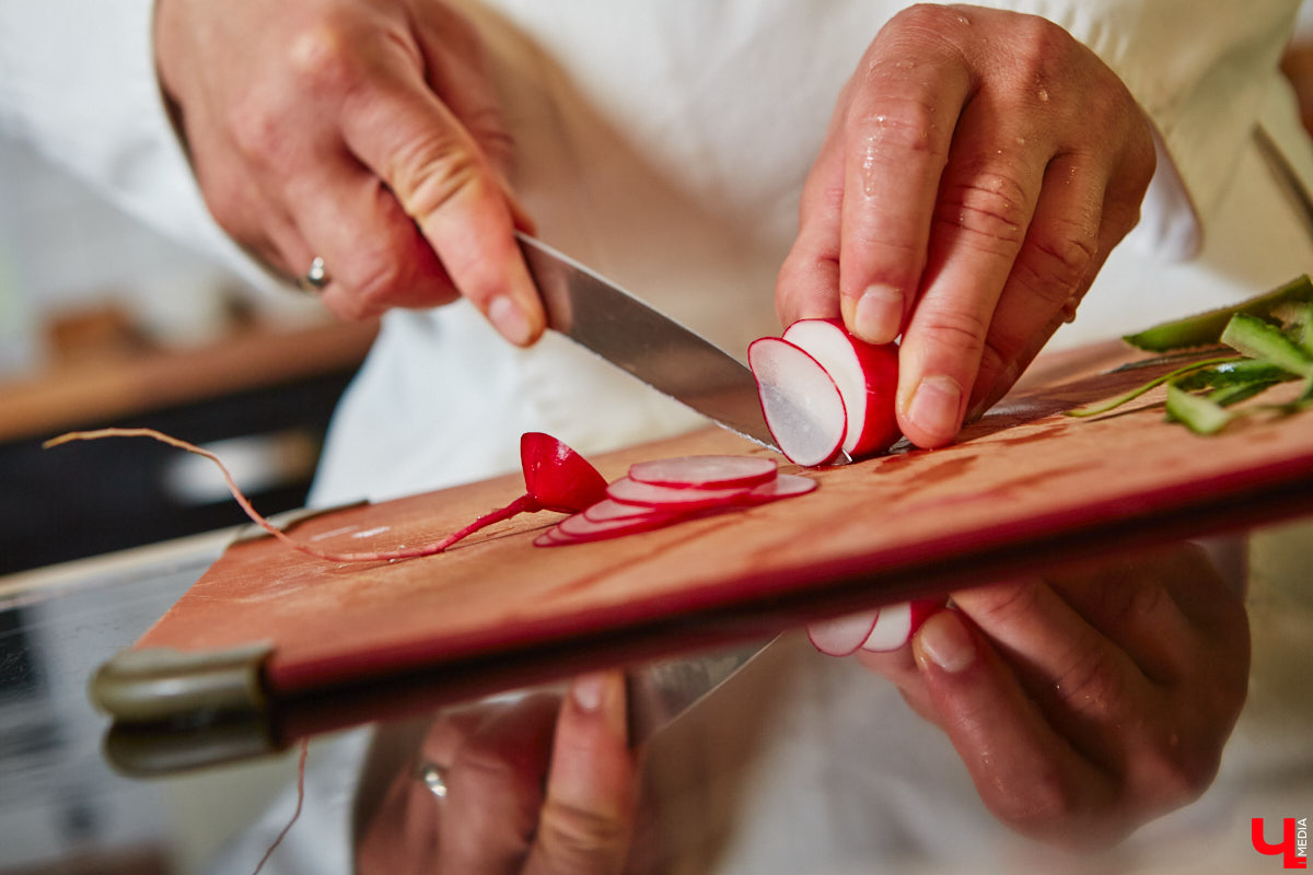 Владимирский реставратор, как опытный ресторатор, исследовала влияние цвета ингредиентов на вкус приготовленной еды и выяснила, какое блюдо можно назвать лидером летней красочной палитры.