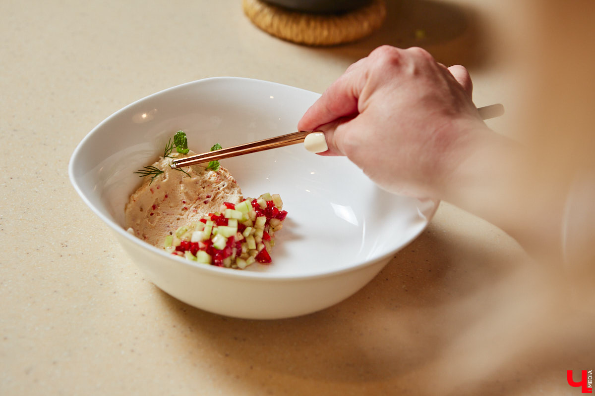 Владимирский реставратор, как опытный ресторатор, исследовала влияние цвета ингредиентов на вкус приготовленной еды и выяснила, какое блюдо можно назвать лидером летней красочной палитры.