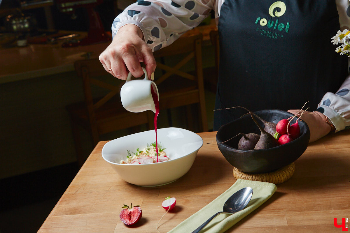 Владимирский реставратор, как опытный ресторатор, исследовала влияние цвета ингредиентов на вкус приготовленной еды и выяснила, какое блюдо можно назвать лидером летней красочной палитры.