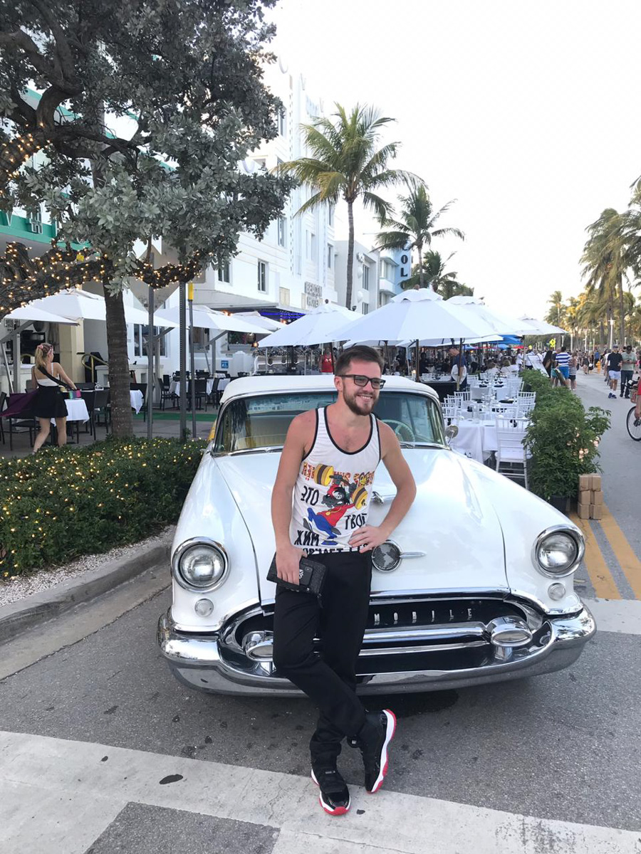 С какого-то момента один из самых медийных владимирских юристов молодого поколения Роман Ардыкуца пропал с радаров. Впрочем, из его соцсетей быстро стало понятно: отныне он путешественник. Сегодня Роман вновь занимается юридической практикой, но продолжает познавать планету, покоряя горные вершины, участвуя в спортивных сплавах, походах и путешествуя пешком по максимально необычным маршрутам.