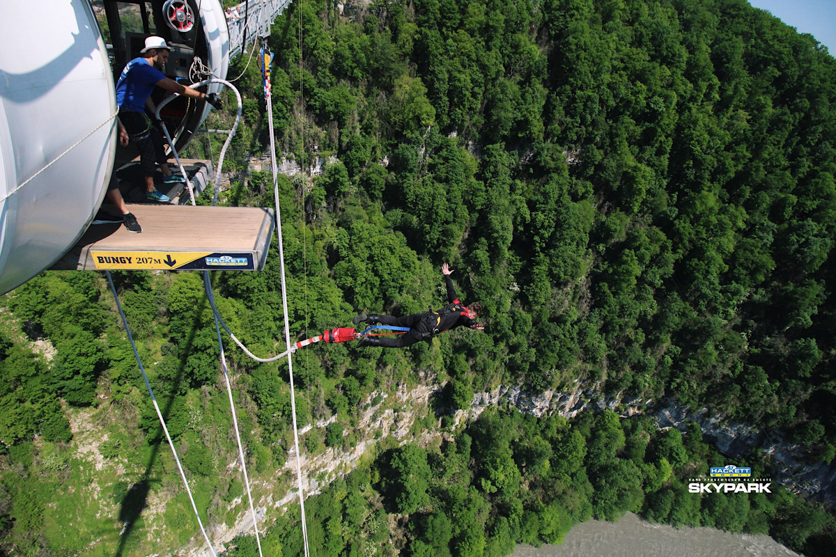 С какого-то момента один из самых медийных владимирских юристов молодого поколения Роман Ардыкуца пропал с радаров. Впрочем, из его соцсетей быстро стало понятно: отныне он путешественник. Сегодня Роман вновь занимается юридической практикой, но продолжает познавать планету, покоряя горные вершины, участвуя в спортивных сплавах, походах и путешествуя пешком по максимально необычным маршрутам.