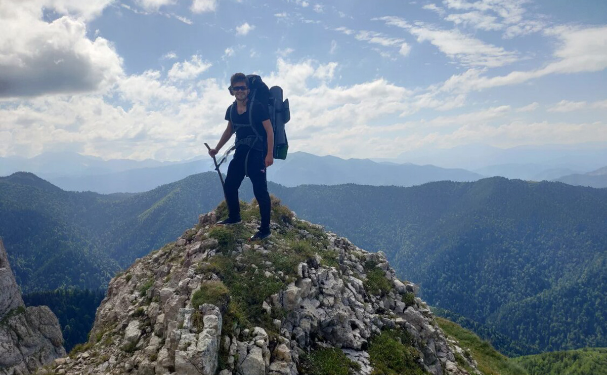 С какого-то момента один из самых медийных владимирских юристов молодого поколения Роман Ардыкуца пропал с радаров. Впрочем, из его соцсетей быстро стало понятно: отныне он путешественник. Сегодня Роман вновь занимается юридической практикой, но продолжает познавать планету, покоряя горные вершины, участвуя в спортивных сплавах, походах и путешествуя пешком по максимально необычным маршрутам.