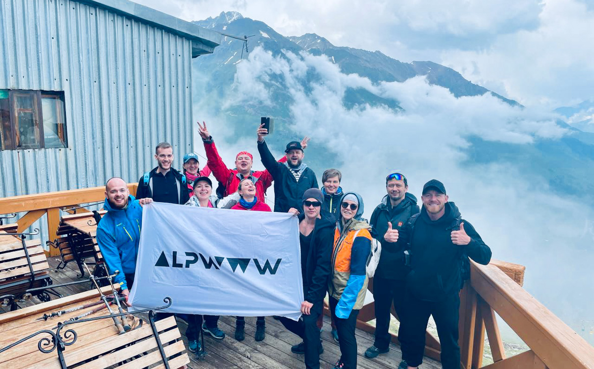 С какого-то момента один из самых медийных владимирских юристов молодого поколения Роман Ардыкуца пропал с радаров. Впрочем, из его соцсетей быстро стало понятно: отныне он путешественник. Сегодня Роман вновь занимается юридической практикой, но продолжает познавать планету, покоряя горные вершины, участвуя в спортивных сплавах, походах и путешествуя пешком по максимально необычным маршрутам.