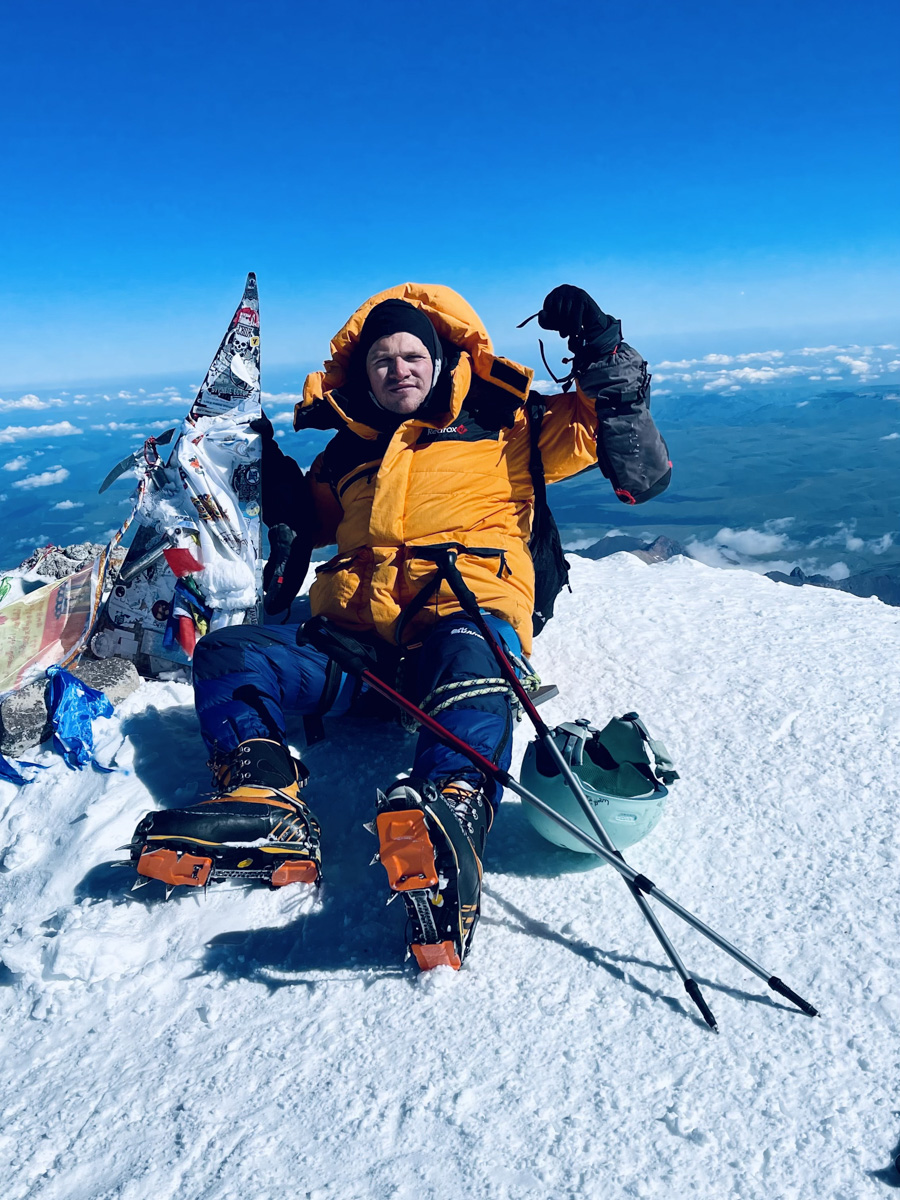 С какого-то момента один из самых медийных владимирских юристов молодого поколения Роман Ардыкуца пропал с радаров. Впрочем, из его соцсетей быстро стало понятно: отныне он путешественник. Сегодня Роман вновь занимается юридической практикой, но продолжает познавать планету, покоряя горные вершины, участвуя в спортивных сплавах, походах и путешествуя пешком по максимально необычным маршрутам.