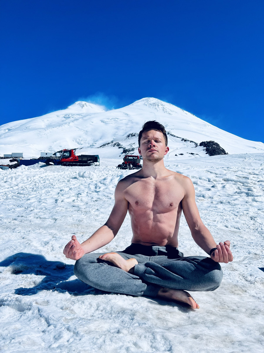 С какого-то момента один из самых медийных владимирских юристов молодого поколения Роман Ардыкуца пропал с радаров. Впрочем, из его соцсетей быстро стало понятно: отныне он путешественник. Сегодня Роман вновь занимается юридической практикой, но продолжает познавать планету, покоряя горные вершины, участвуя в спортивных сплавах, походах и путешествуя пешком по максимально необычным маршрутам.