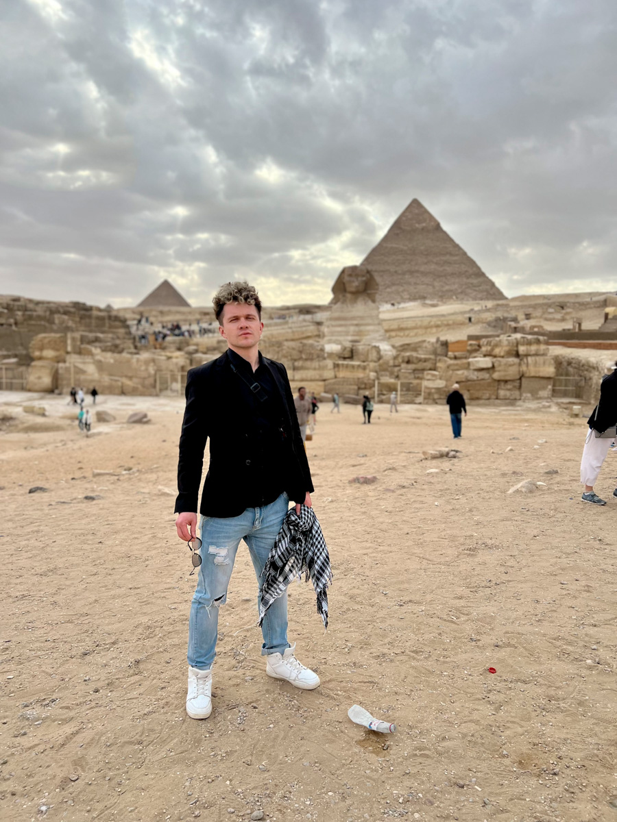 С какого-то момента один из самых медийных владимирских юристов молодого поколения Роман Ардыкуца пропал с радаров. Впрочем, из его соцсетей быстро стало понятно: отныне он путешественник. Сегодня Роман вновь занимается юридической практикой, но продолжает познавать планету, покоряя горные вершины, участвуя в спортивных сплавах, походах и путешествуя пешком по максимально необычным маршрутам.