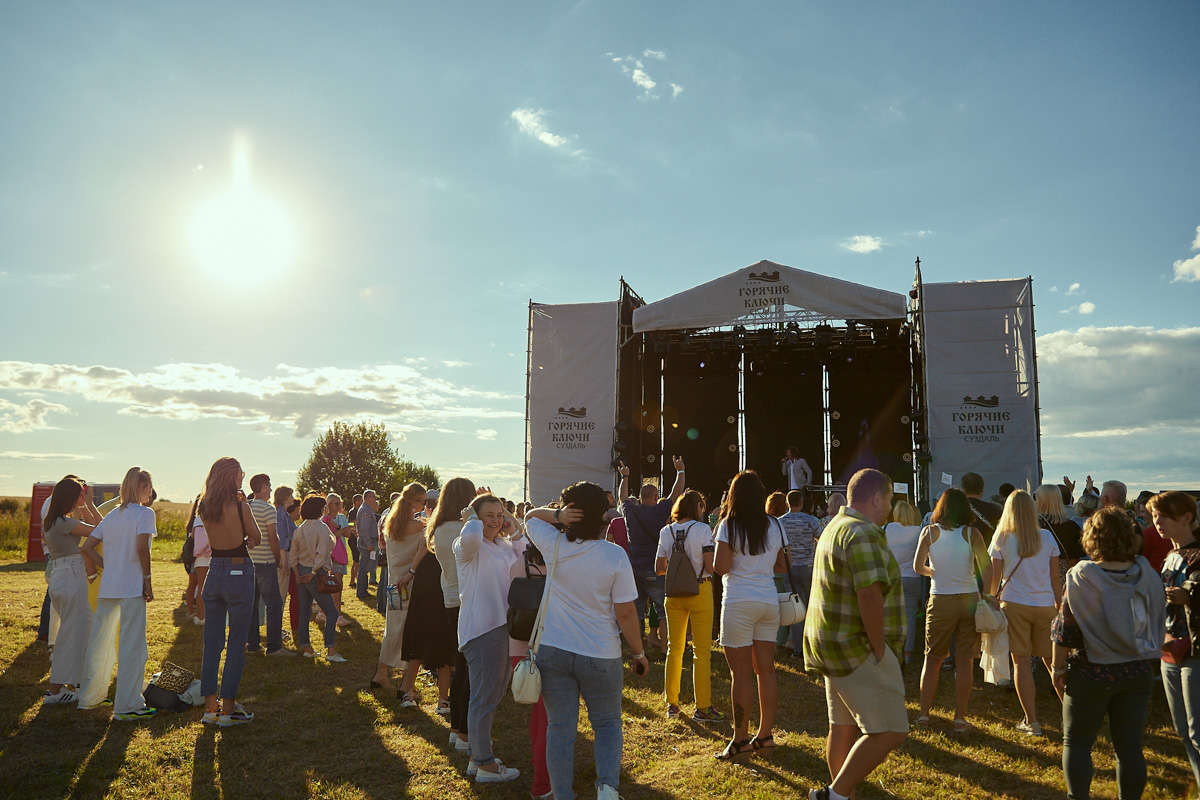 Даем старт концертам со звездами под открытым небом в Суздале! Ирина Забияка и группа «Чили», «Братья Грим», экс-солистка золотого состава группы «Стрелки» Юлия Беретта и экс-солист «Отпетых мошенников» Гарик Богомазов уже на следующей неделе выступят в городе-музее на «Дискотеке миллениум». «БаняФест» в августе станет не менее жарким! «Крематорий», 5sta Family — будет много хитов и не только.