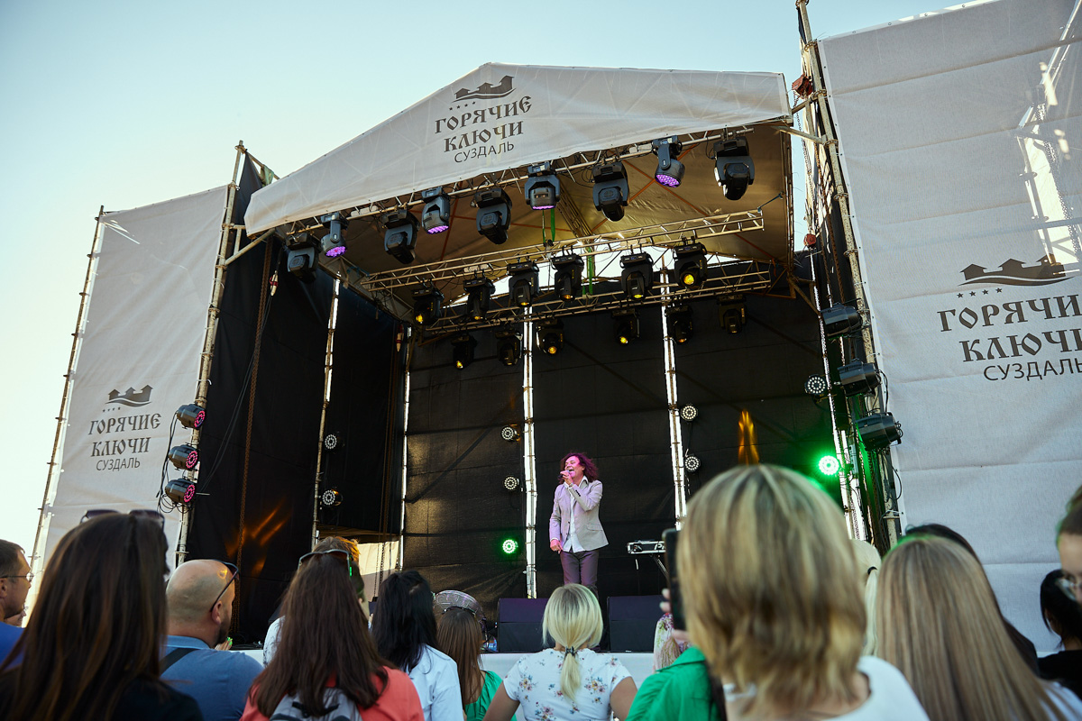 Даем старт концертам со звездами под открытым небом в Суздале! Ирина Забияка и группа «Чили», «Братья Грим», экс-солистка золотого состава группы «Стрелки» Юлия Беретта и экс-солист «Отпетых мошенников» Гарик Богомазов уже на следующей неделе выступят в городе-музее на «Дискотеке миллениум». «БаняФест» в августе станет не менее жарким! «Крематорий», 5sta Family — будет много хитов и не только.